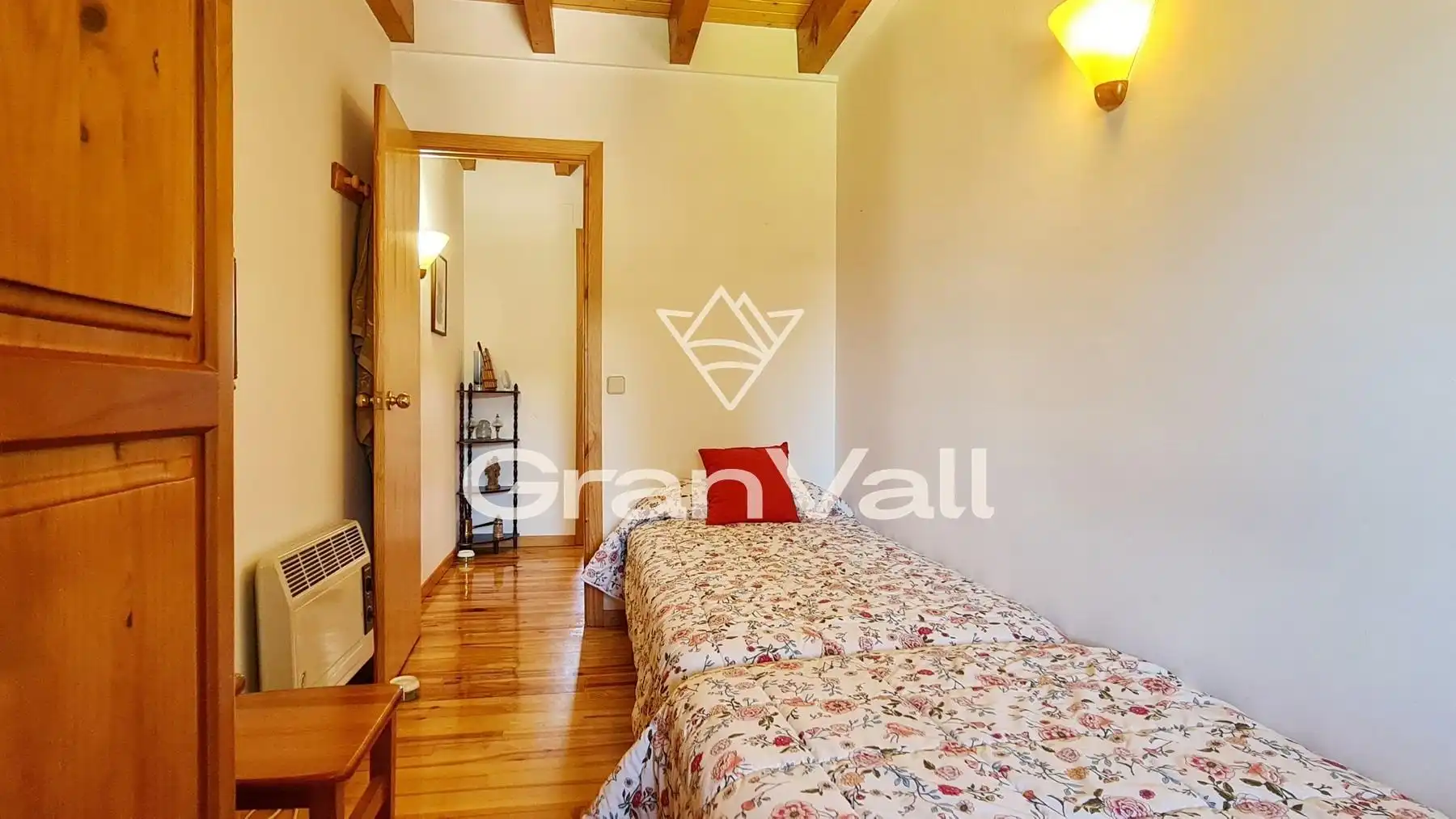 Dormitori de Casa adosada en venda en Puigcerdà amb Calefacció, Jardí privat i Parquet