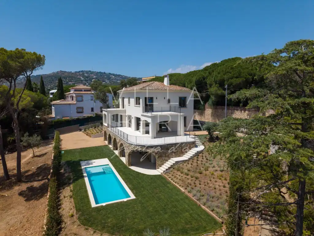 Vista exterior de Casa o xalet en venda en Castell d'Aro, Platja d'Aro i s'Agaró amb Aire condicionat, Calefacció i Jardí privat
