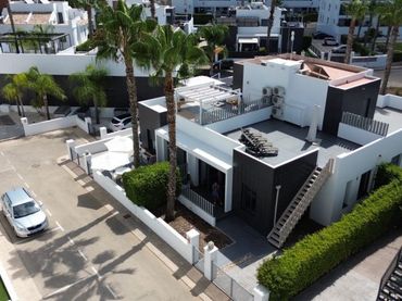 Chalet con piscina en venta en Calle  Dardanelos