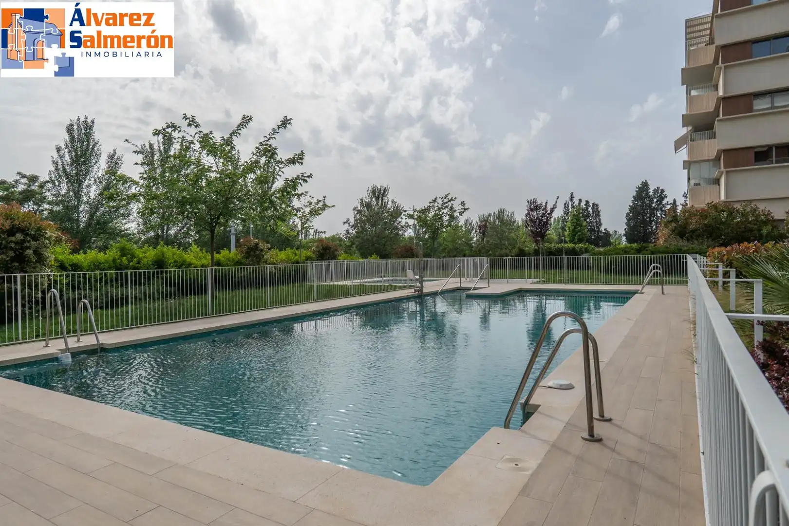 Piscina de Pis en venda en Granada amb Moblat i Piscina comunitària