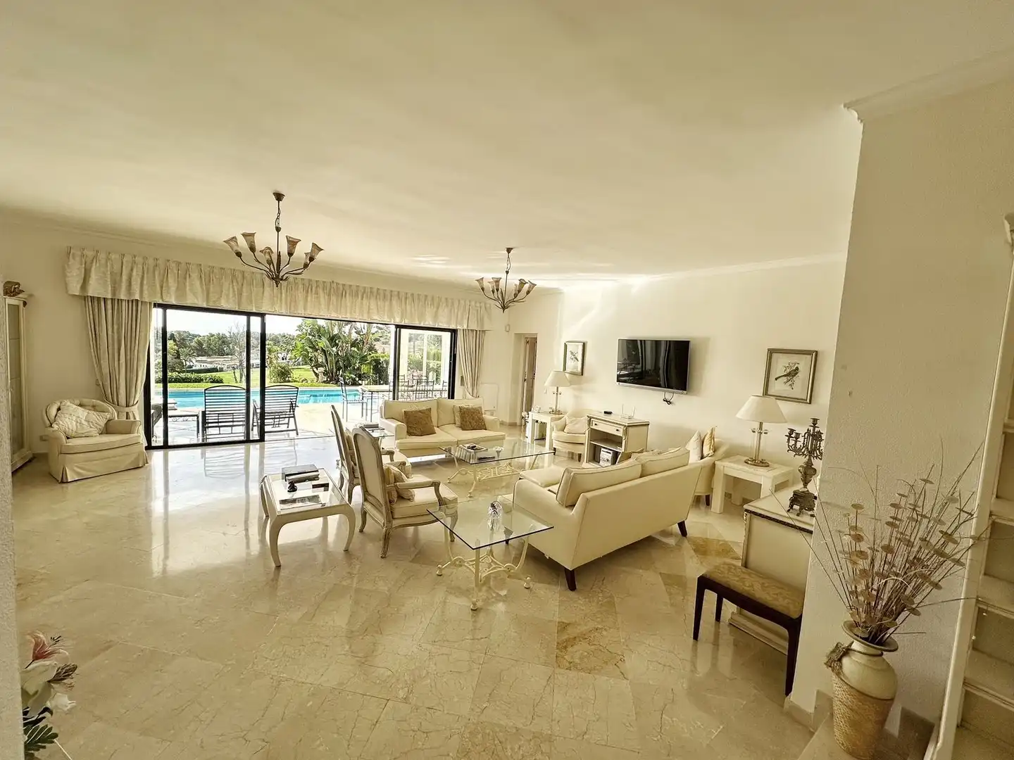 Sala de estar de Casa o chalet de alquiler en Estepona con Aire acondicionado, Jardín privado y Piscina