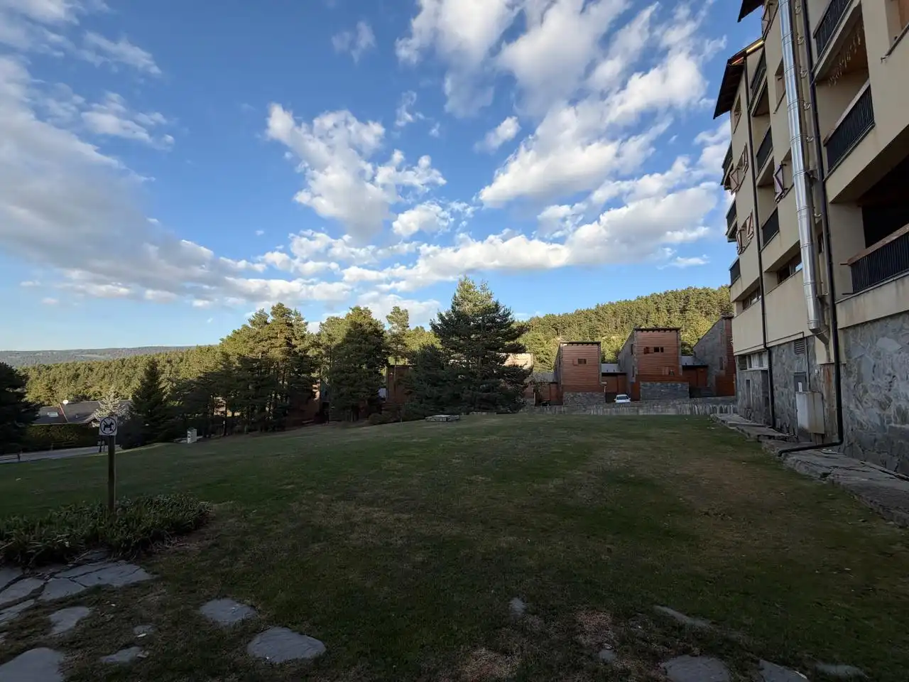 Vista exterior de Piso en venta en Alp con Calefacción, Terraza y Trastero