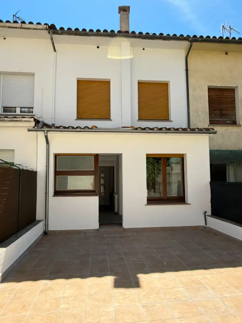 Vista exterior de Casa adosada en venta en Torelló con Calefacción, Terraza y Balcón