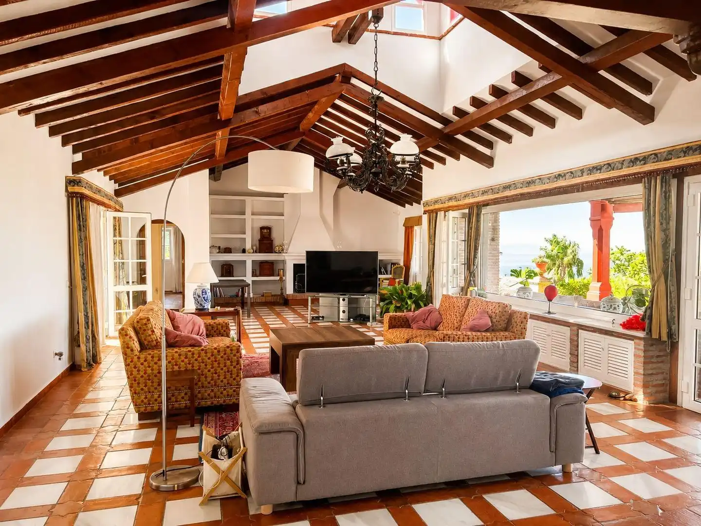 Sala d'estar de Casa o xalet en venda en Benalmádena amb Aire condicionat, Calefacció i Jardí privat