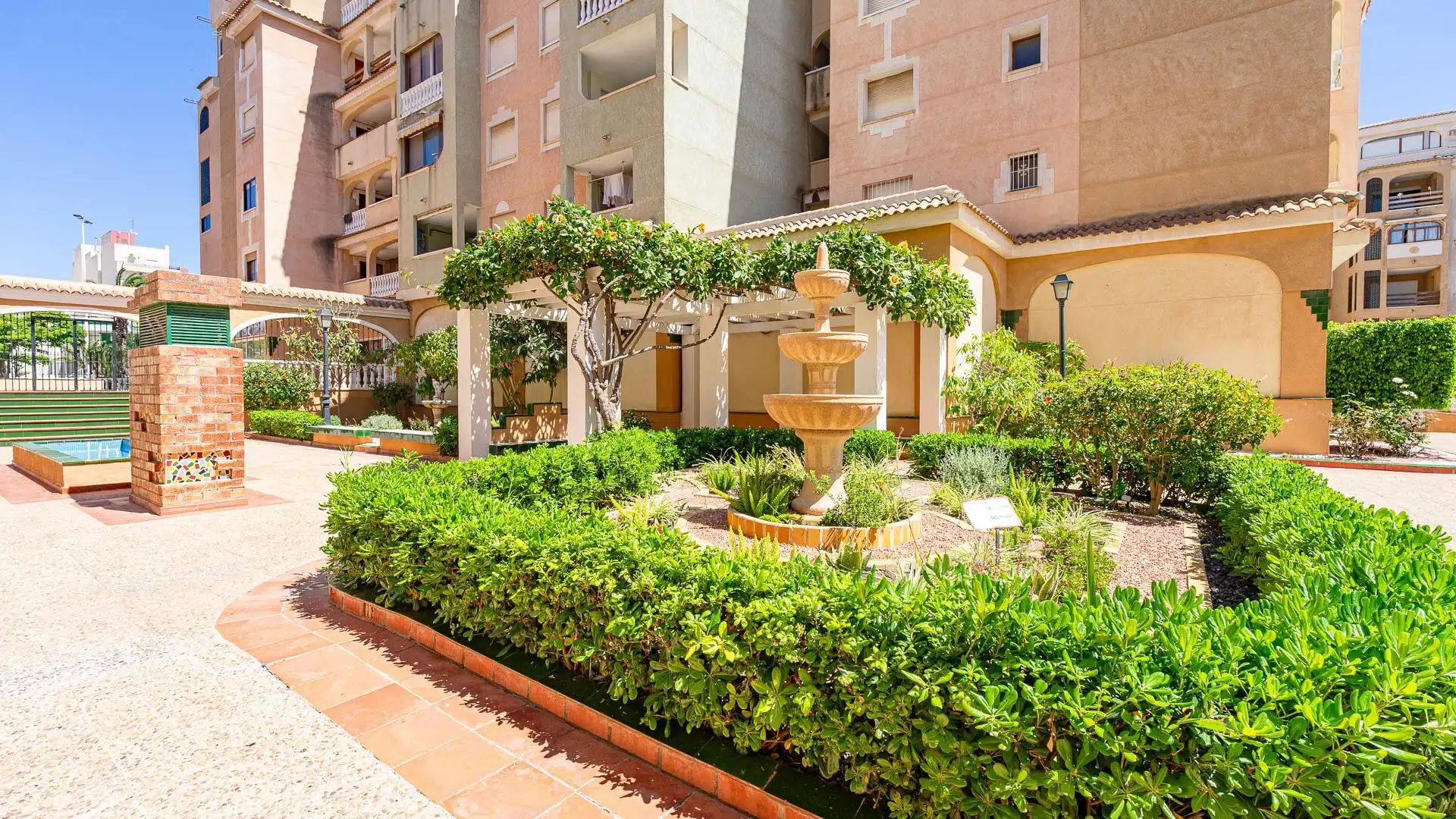 Außenansicht von Wohnung zum Verkauf in Torrevieja mit Klimaanlage, Heizung und Privatgarten