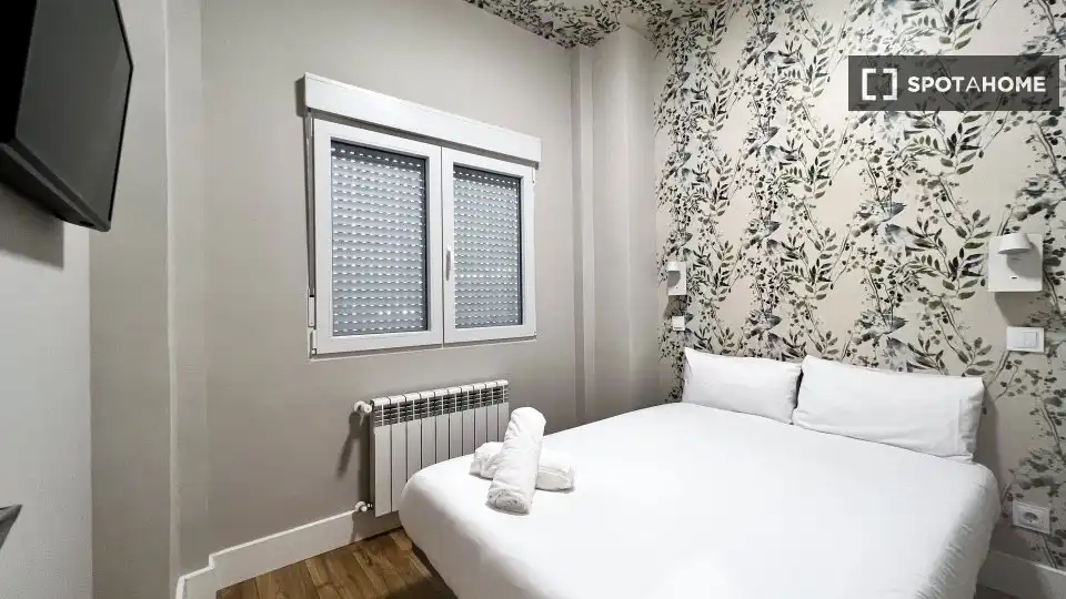 Schlafzimmer von Wohnung zur Miete in Madrid mit Klimaanlage, Heizung und Möbliert