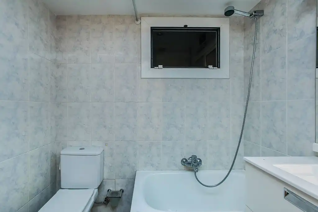 Badezimmer von Wohnung zum Verkauf in Barcelona mit Heizung