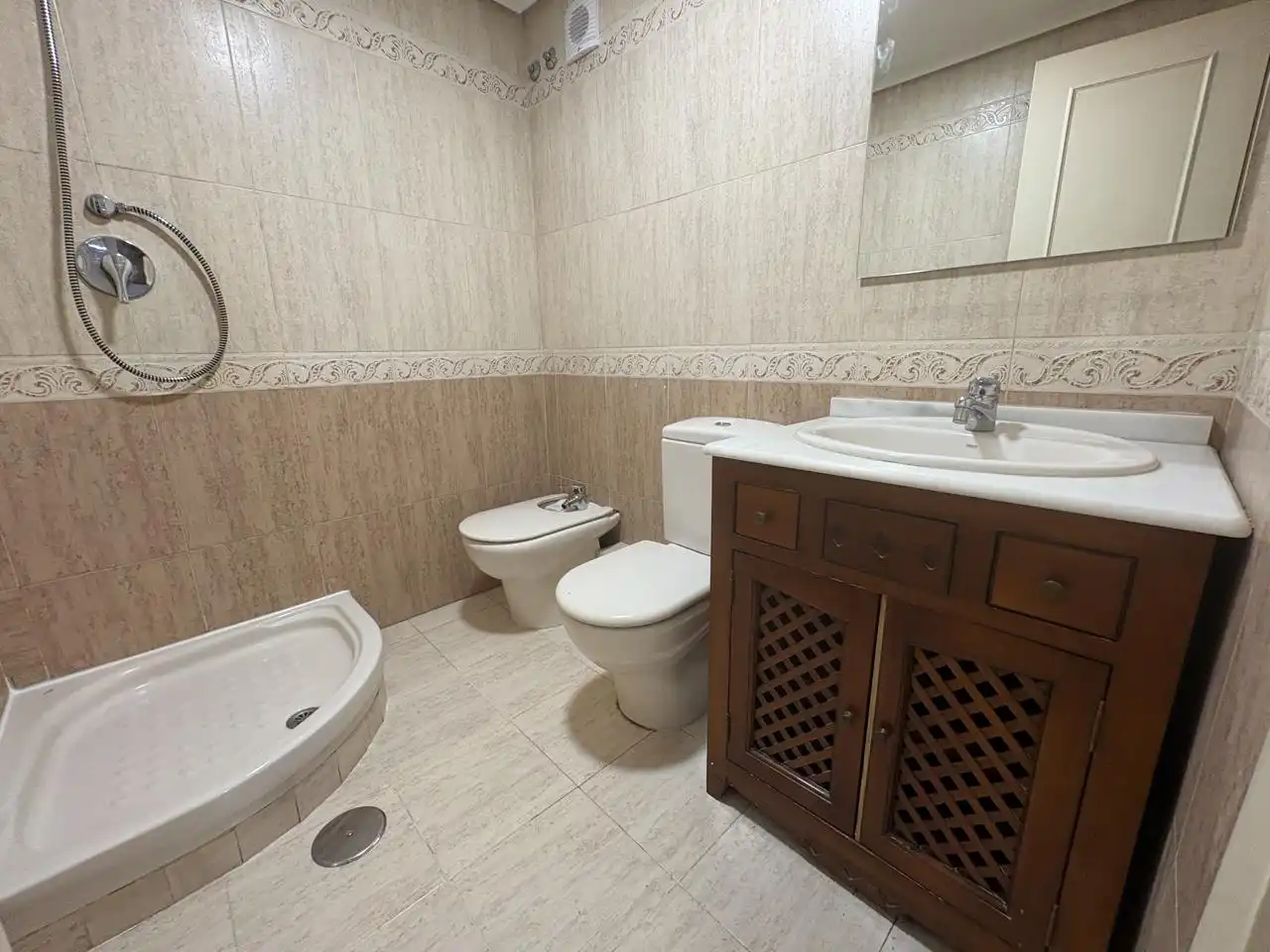 Badezimmer von Maisonette zum Verkauf in Madrid mit Heizung und Parkett