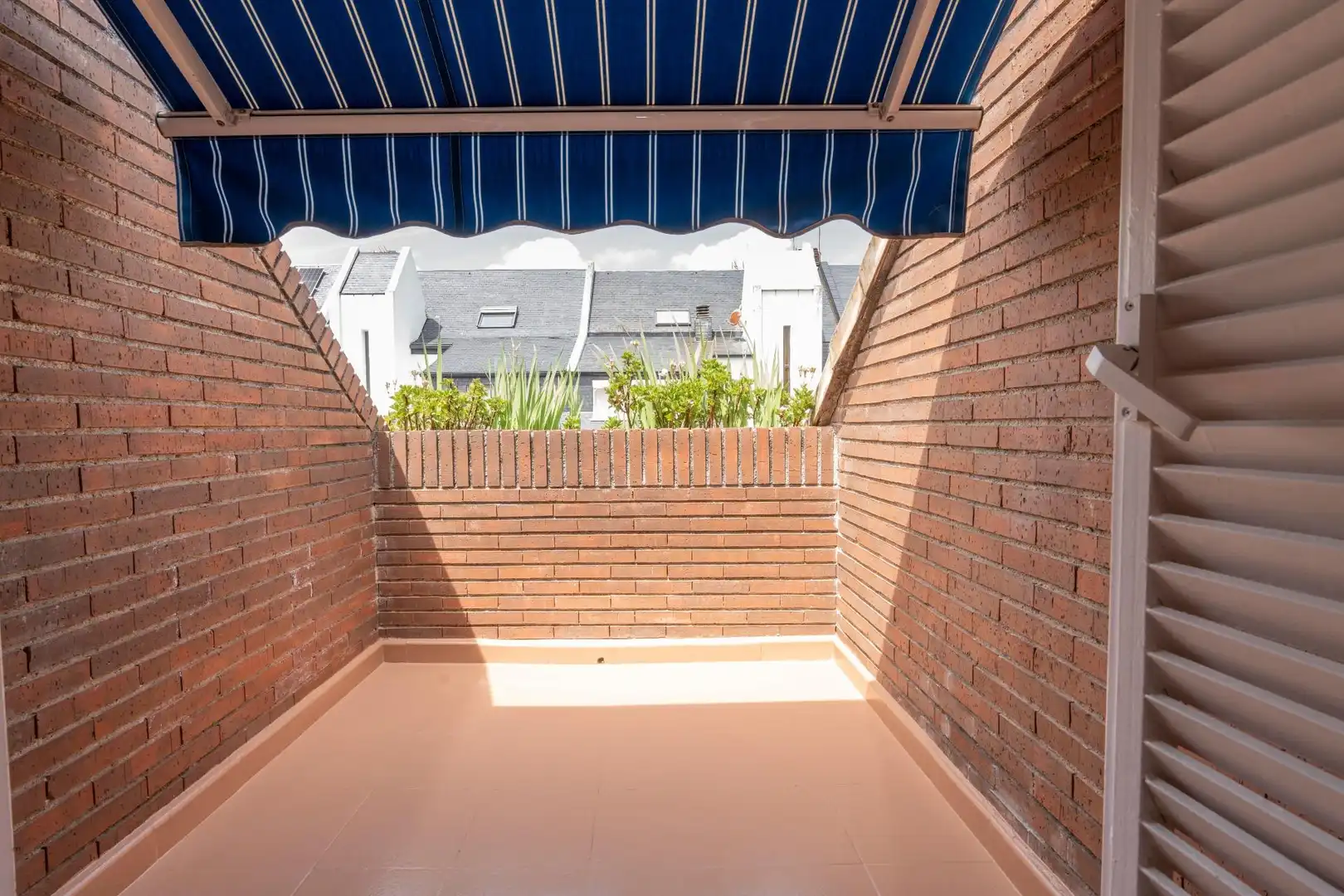 Casa aparellada amb piscina en venda a Avenida Europa, imagen 32