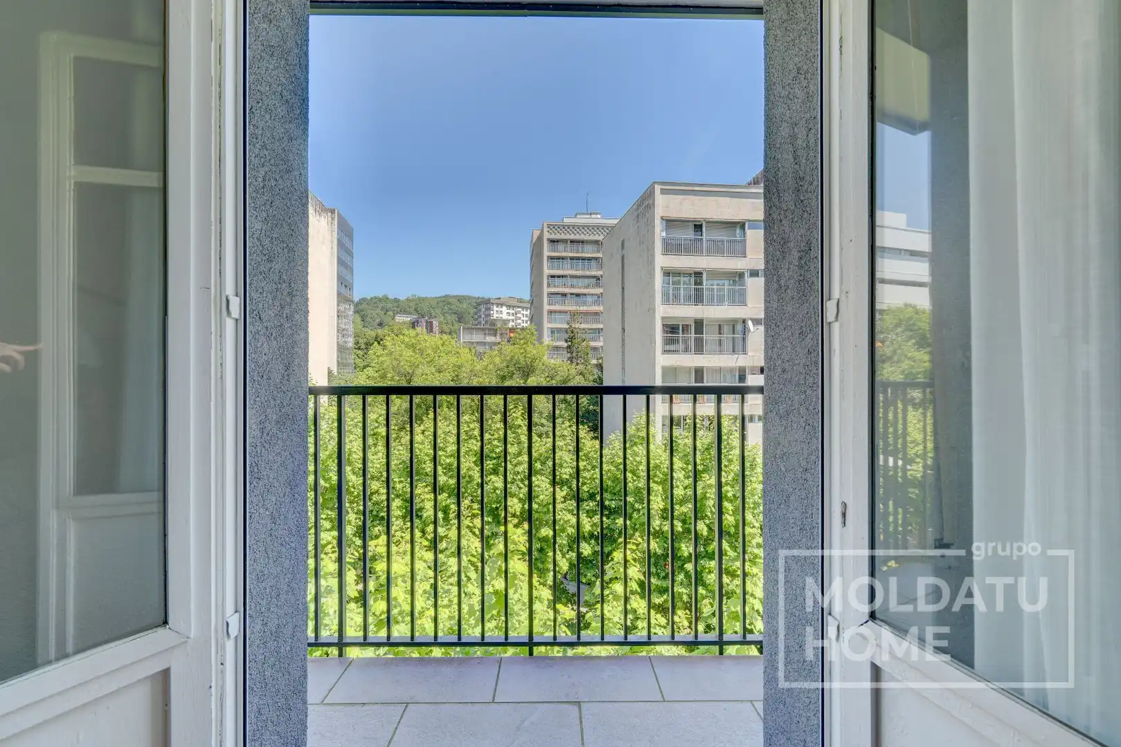 Außenansicht von Wohnung zum Verkauf in Donostia - San Sebastián  mit Heizung, Terrasse und Abstellraum