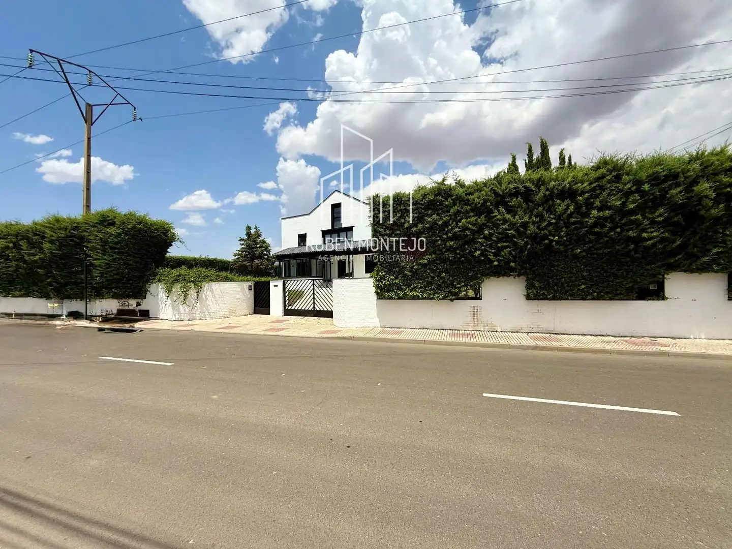 Vista exterior de Casa o xalet en venda en Carbajosa de la Sagrada amb Calefacció, Jardí privat i Piscina