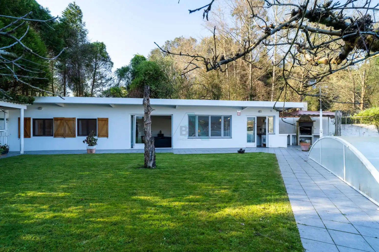 Vista exterior de Casa o xalet en venda en Llanes amb Jardí privat, Terrassa i Piscina