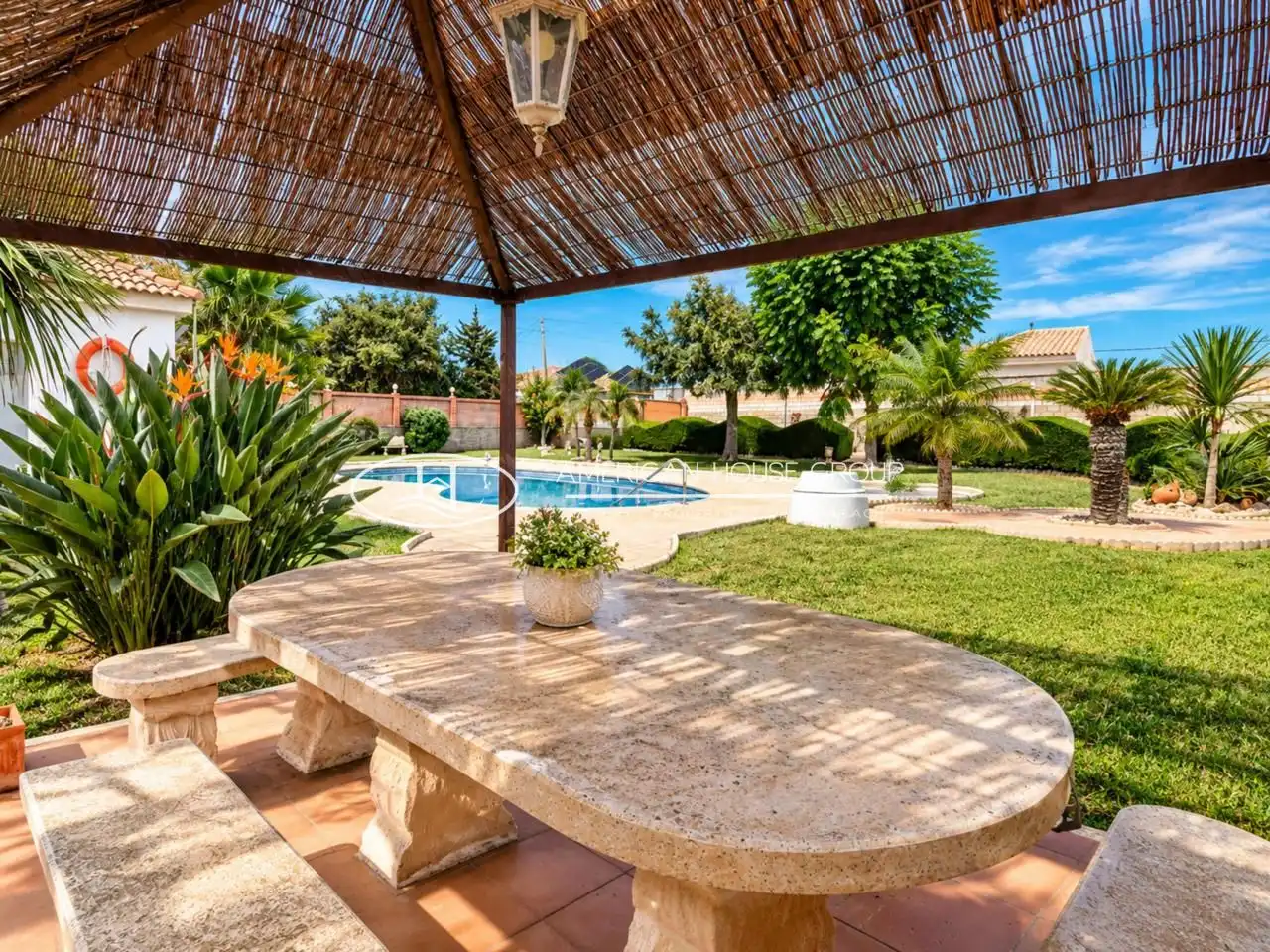 Terrassa de Casa o xalet en venda en Chiclana de la Frontera amb Aire condicionat, Jardí privat i Traster