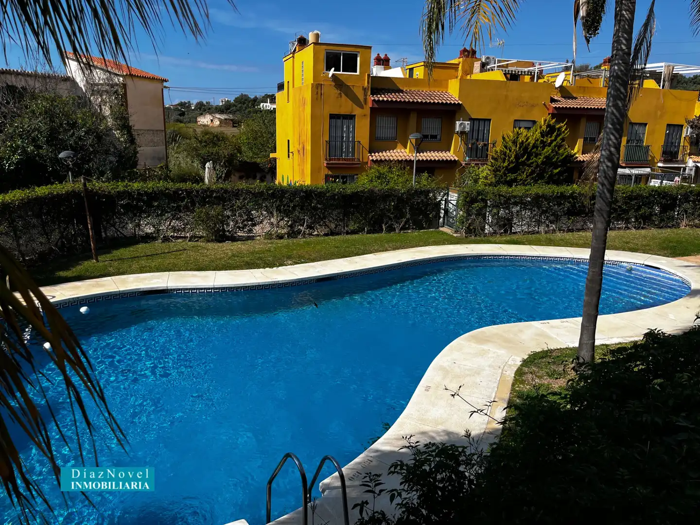 Schwimmbecken von Einfamilien-Reihenhaus zum Verkauf in Vélez-Málaga mit Klimaanlage, Heizung und Parkett