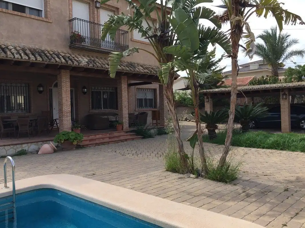 Vista exterior de Casa o xalet en venda en Elche / Elx amb Jardí privat, Terrassa i Piscina