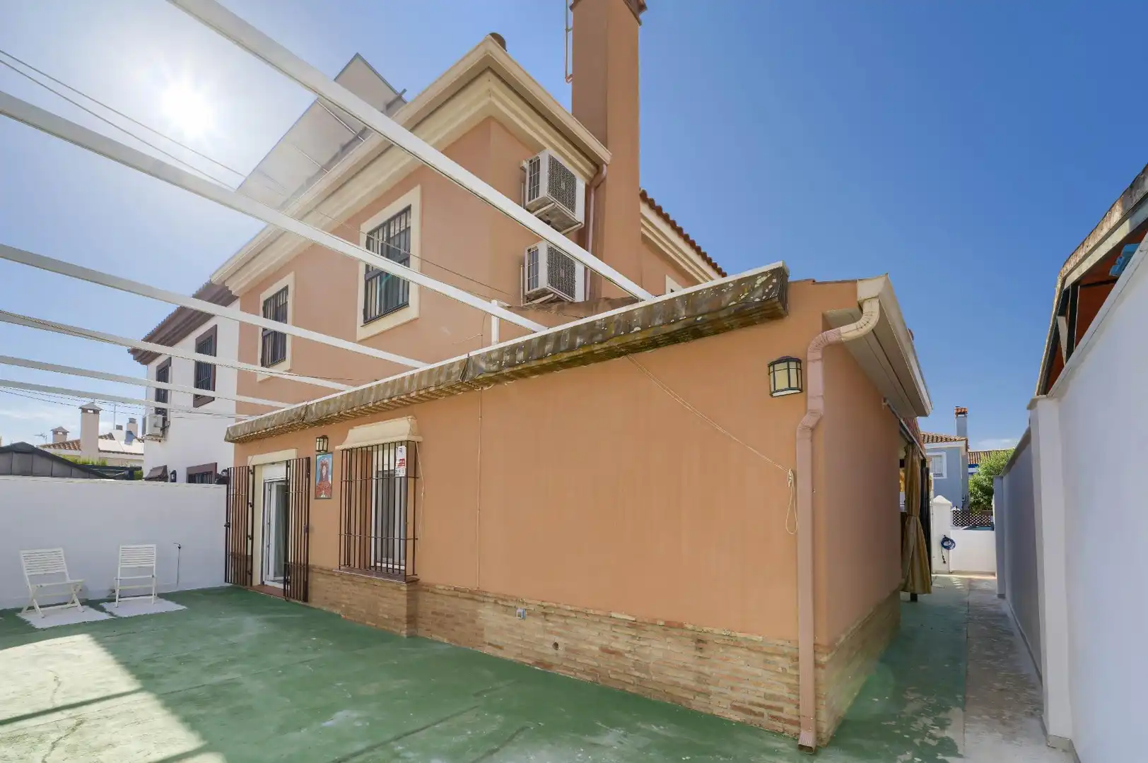 Vista exterior de Casa adosada en venda en Espartinas amb Aire condicionat, Calefacció i Jardí privat