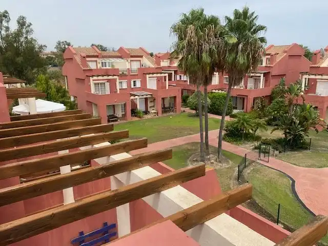 Außenansicht von Einfamilien-Reihenhaus zum Verkauf in Sotogrande mit Klimaanlage, Heizung und Privatgarten
