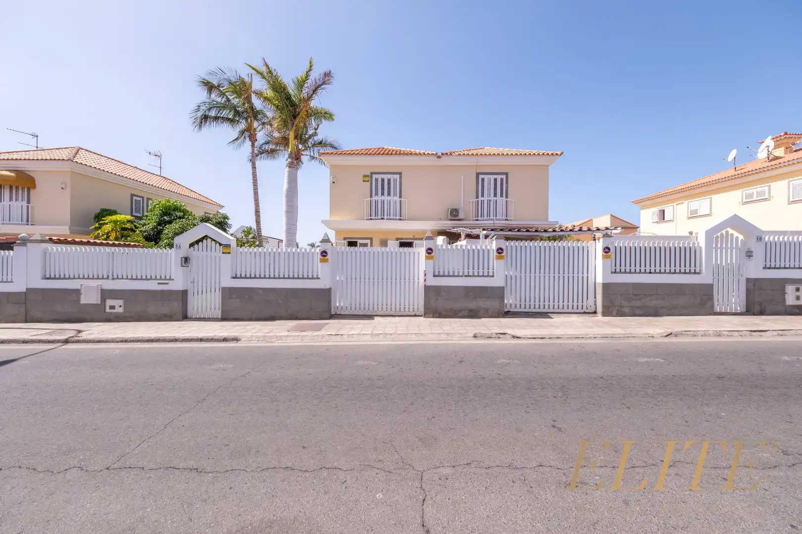 Vista exterior de Casa adosada en venda en San Bartolomé de Tirajana amb Aire condicionat, Jardí privat i Terrassa