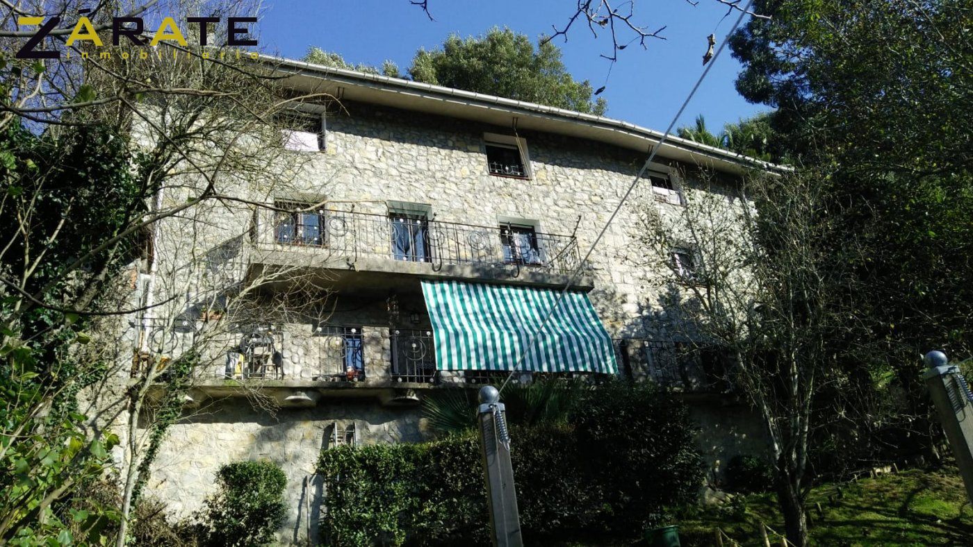 Vista exterior de Casa o xalet en venda en Castro-Urdiales amb Calefacció, Jardí privat i Terrassa
