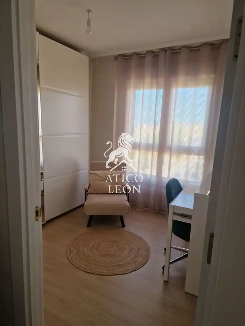 Dormitori de Àtic en venda en León Capital  amb Calefacció, Parquet i Terrassa