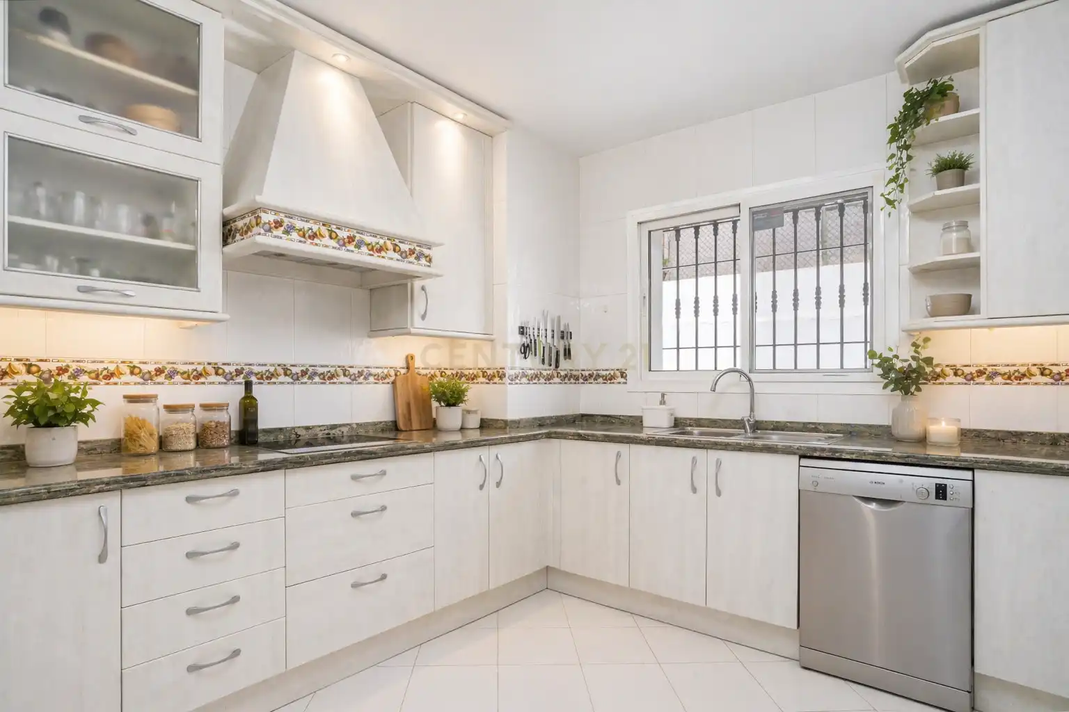 Cuina de Casa o xalet en venda en Fuengirola amb Aire condicionat, Jardí privat i Traster