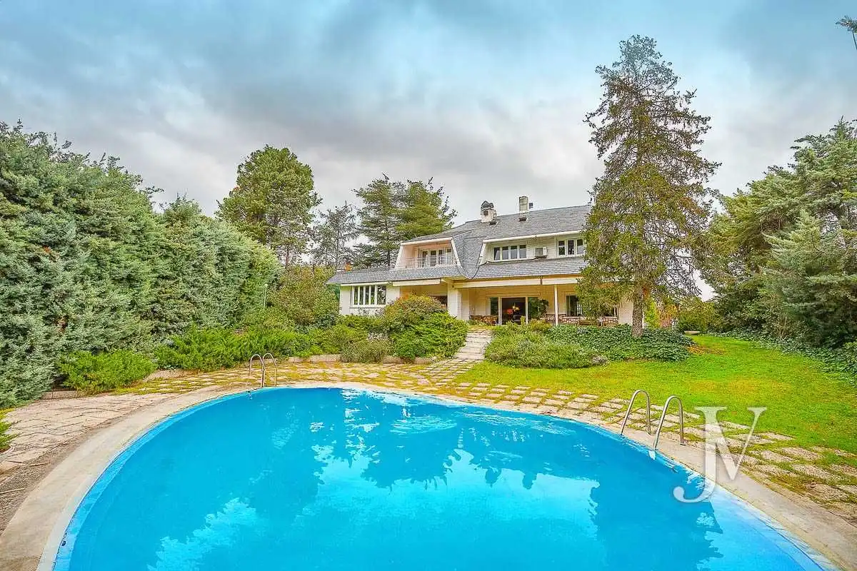 Piscina de Casa o xalet en venda en Madrid amb Aire condicionat, Calefacció i Jardí privat