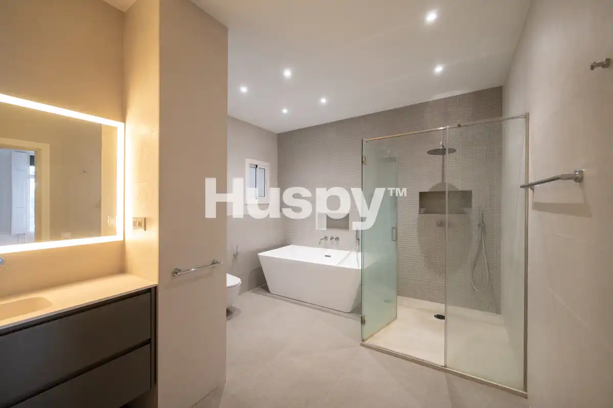 Bathroom of Flat for rent in Barcelona  with Air Conditioner, Heating and Furnished