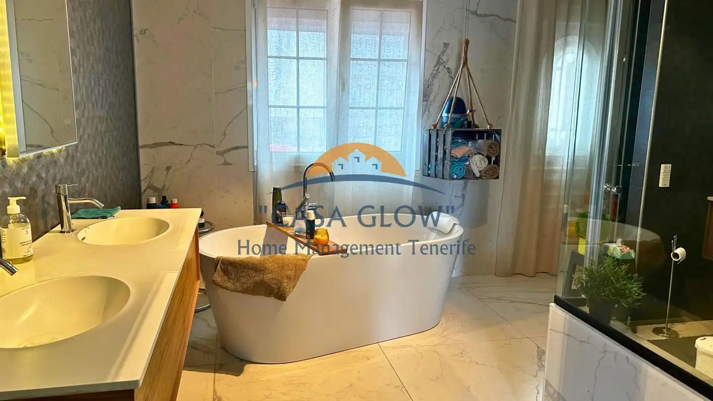 Badezimmer von Einfamilien-Reihenhaus zum Verkauf in Guía de Isora mit Klimaanlage, Heizung und Terrasse