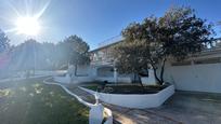 Vista exterior de Casa o xalet en venda en Sevilla la Nueva amb Aire condicionat, Calefacció i Jardí privat