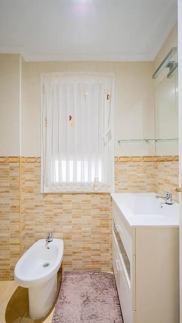 Bany de Apartament en venda en Torrevieja amb Moblat i Balcó