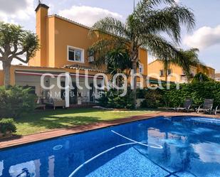 Exterior view of Single-family semi-detached for sale in La Pobla de Vallbona  with Air Conditioner, Terrace and Swimming Pool