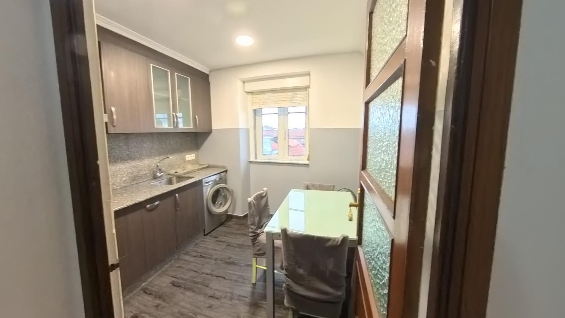 Cocina de Apartamento en venta en Santiago de Compostela  con Calefacción y Parquet