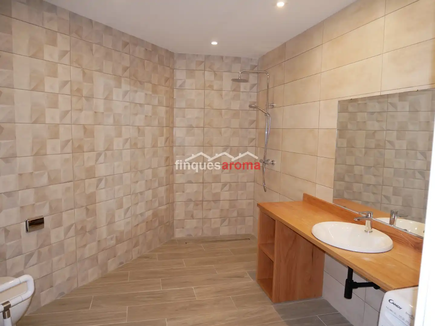 Baño de Piso en venta en Valls con Calefacción, Horno y Lavadora