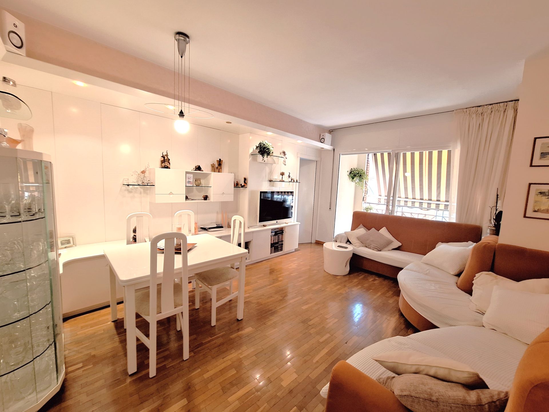 Sala d'estar de Pis en venda en L'Hospitalet de Llobregat amb Calefacció, Parquet i Terrassa
