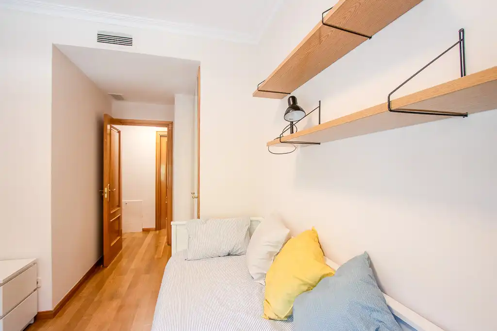 Bedroom of Flat for rent in Madrid  with Air Conditioner, Private garden and Storage room