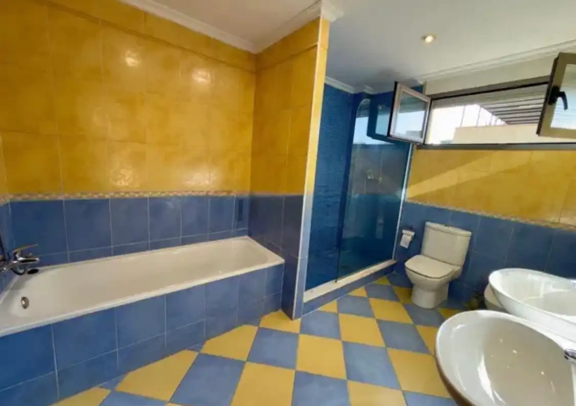 Bany de Casa o xalet en venda en Badajoz amb Aire condicionat, Jardí privat i Terrassa