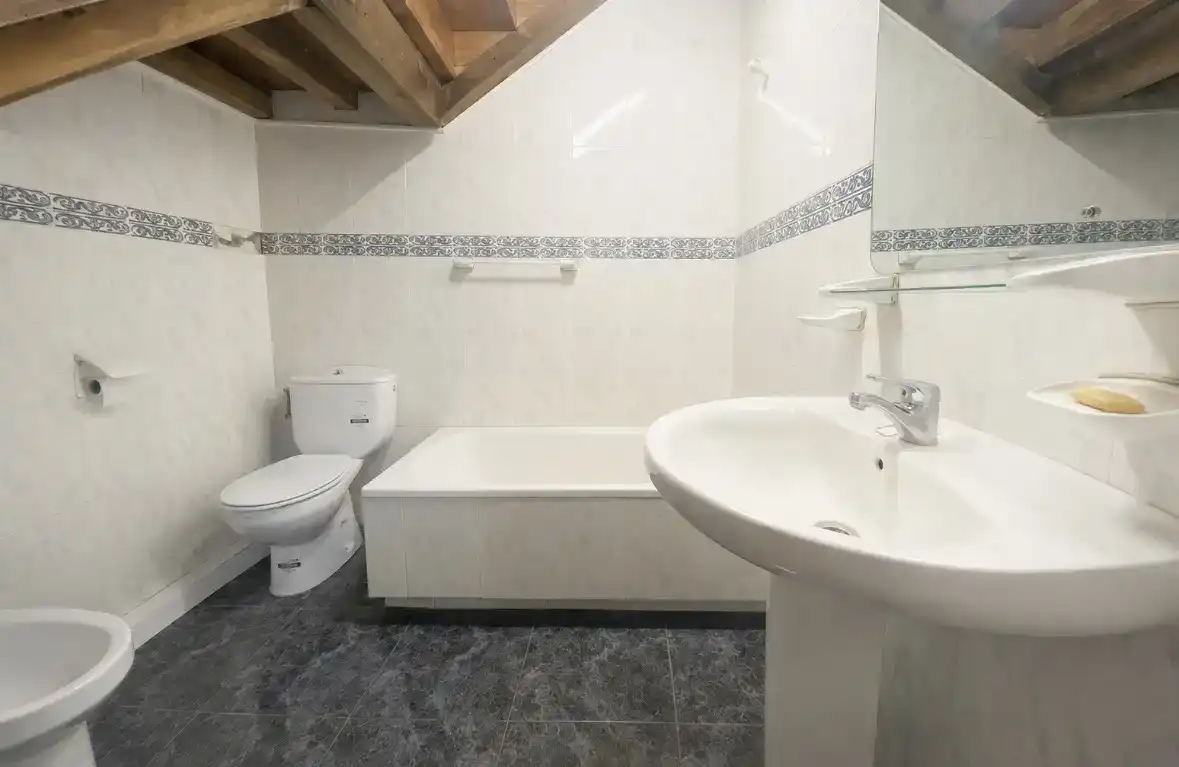 Baño de Finca rústica en venta en Mesía con Jardín privado, Parquet y Amueblado