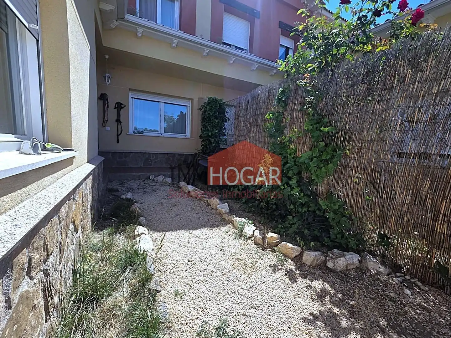 Aparcament de Casa adosada en venda en Mediana de Voltoya amb Calefacció, Jardí privat i Piscina