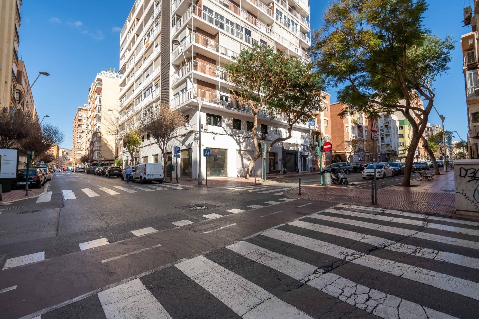 Vista exterior de Local en venda en  Almería Capital amb Aire condicionat