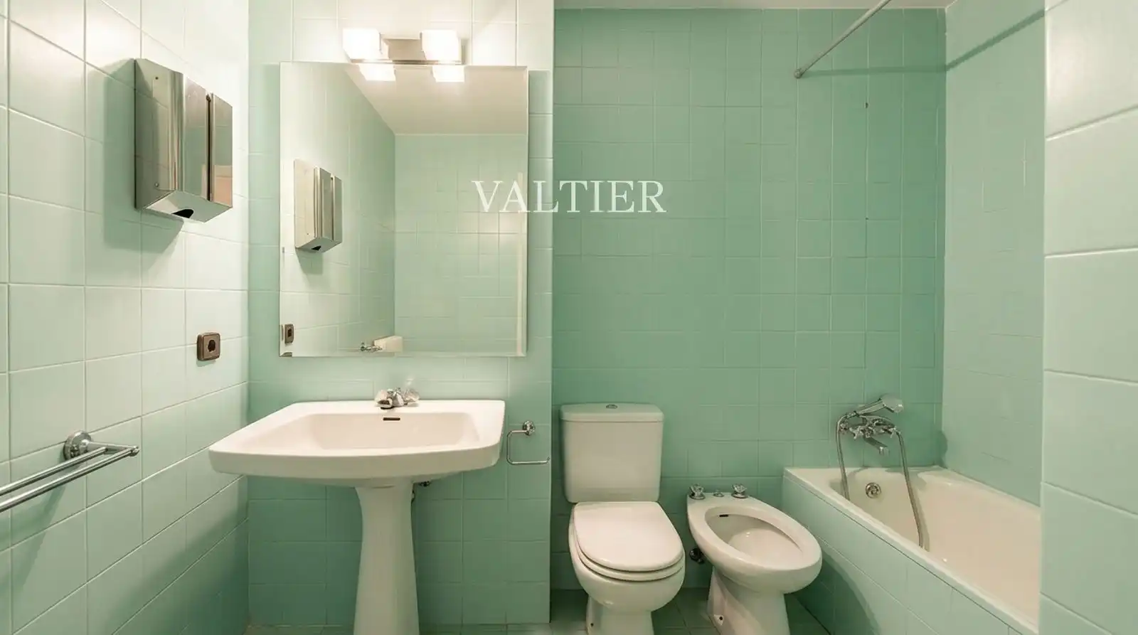 Bathroom of Flat for sale in Madrid  with Air Conditioner, Heating and Terrace