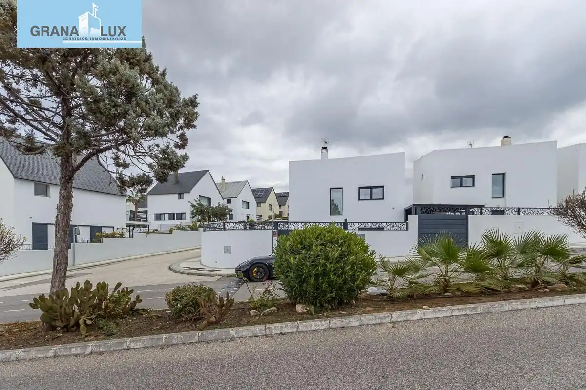 Vista exterior de Casa adosada en venda en Albolote amb Jardí privat, Piscina i Alarma
