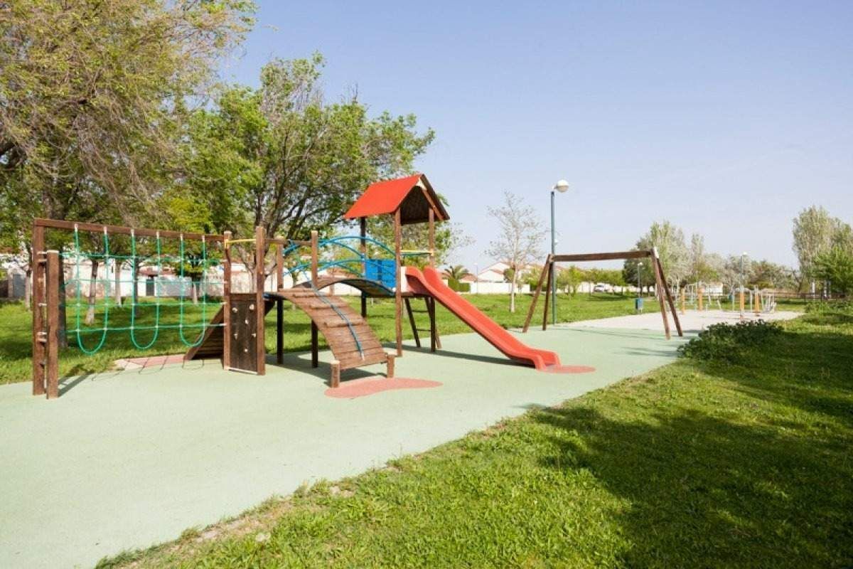 Außenansicht von Einfamilien-Reihenhaus zum Verkauf in Pinseque mit Klimaanlage, Privatgarten und Terrasse