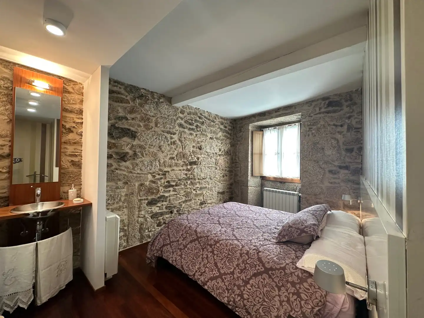 Schlafzimmer von Wohnungen zur Miete in Santiago de Compostela  mit Heizung, Privatgarten und Parkett