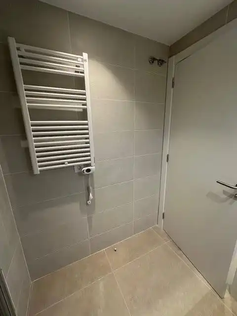 Baño de Piso de alquiler en Badalona con Calefacción y Balcón