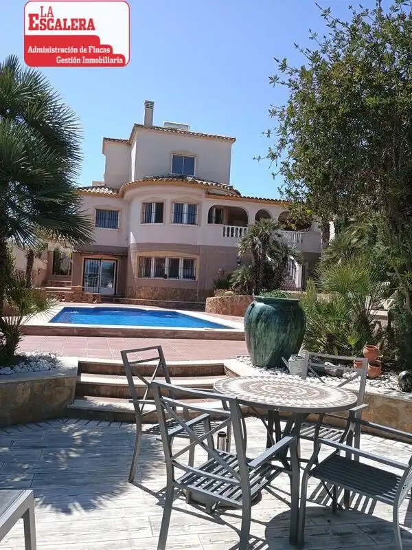 Piscina de Casa o chalet en venta en Castalla con Aire acondicionado, Calefacción y Jardín privado