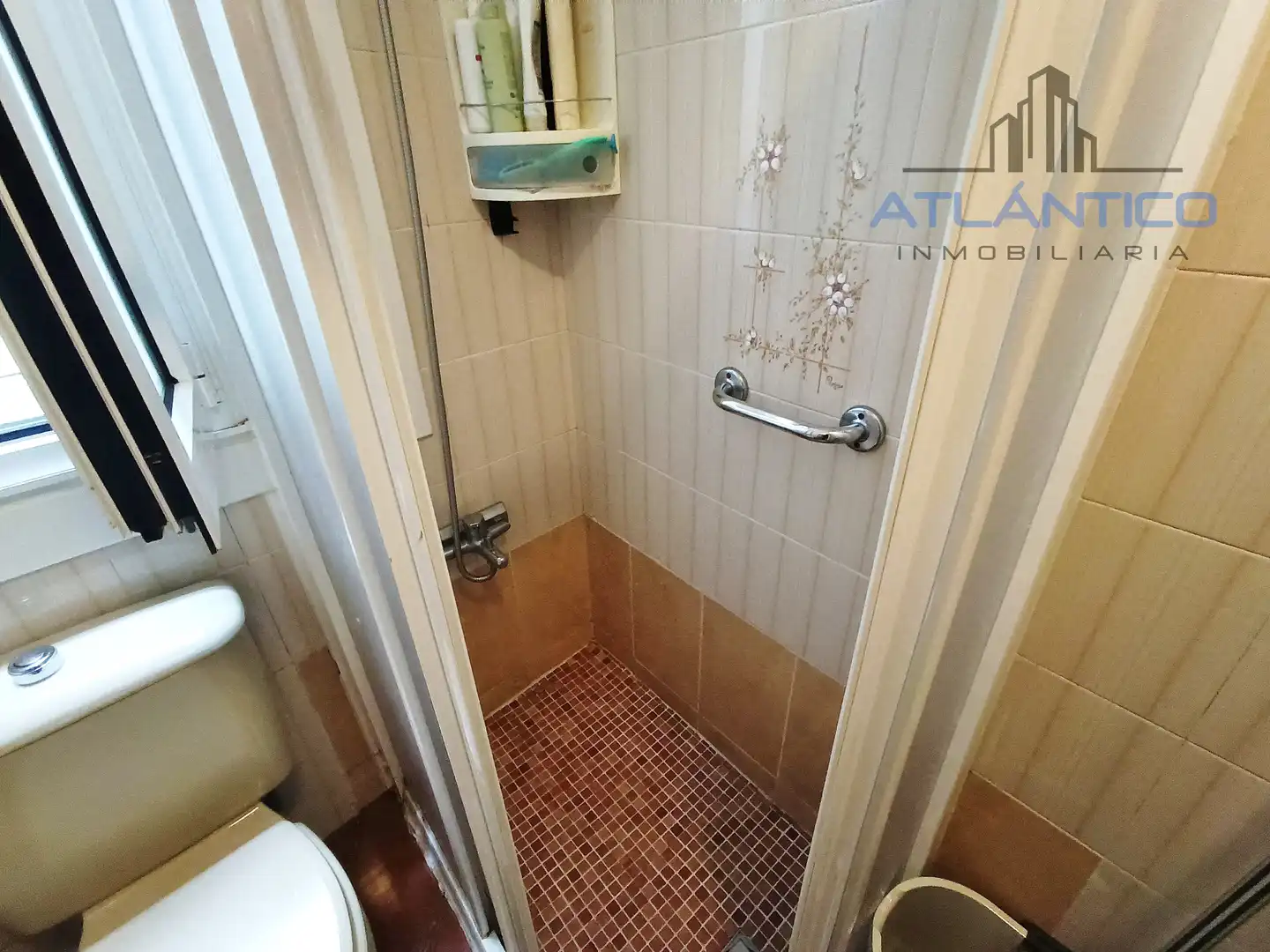 Baño de Apartamento en venta en A Coruña Capital  con Amueblado, Horno y Lavadora