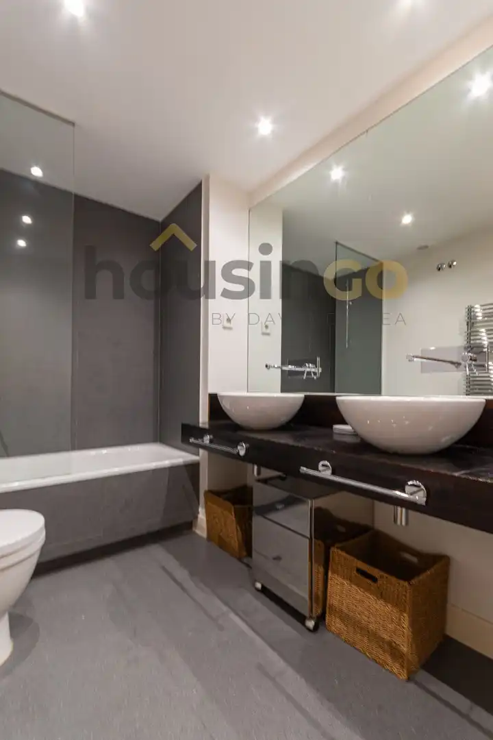 Bathroom of Flat for rent in Madrid  with Air Conditioner, Heating and Furnished