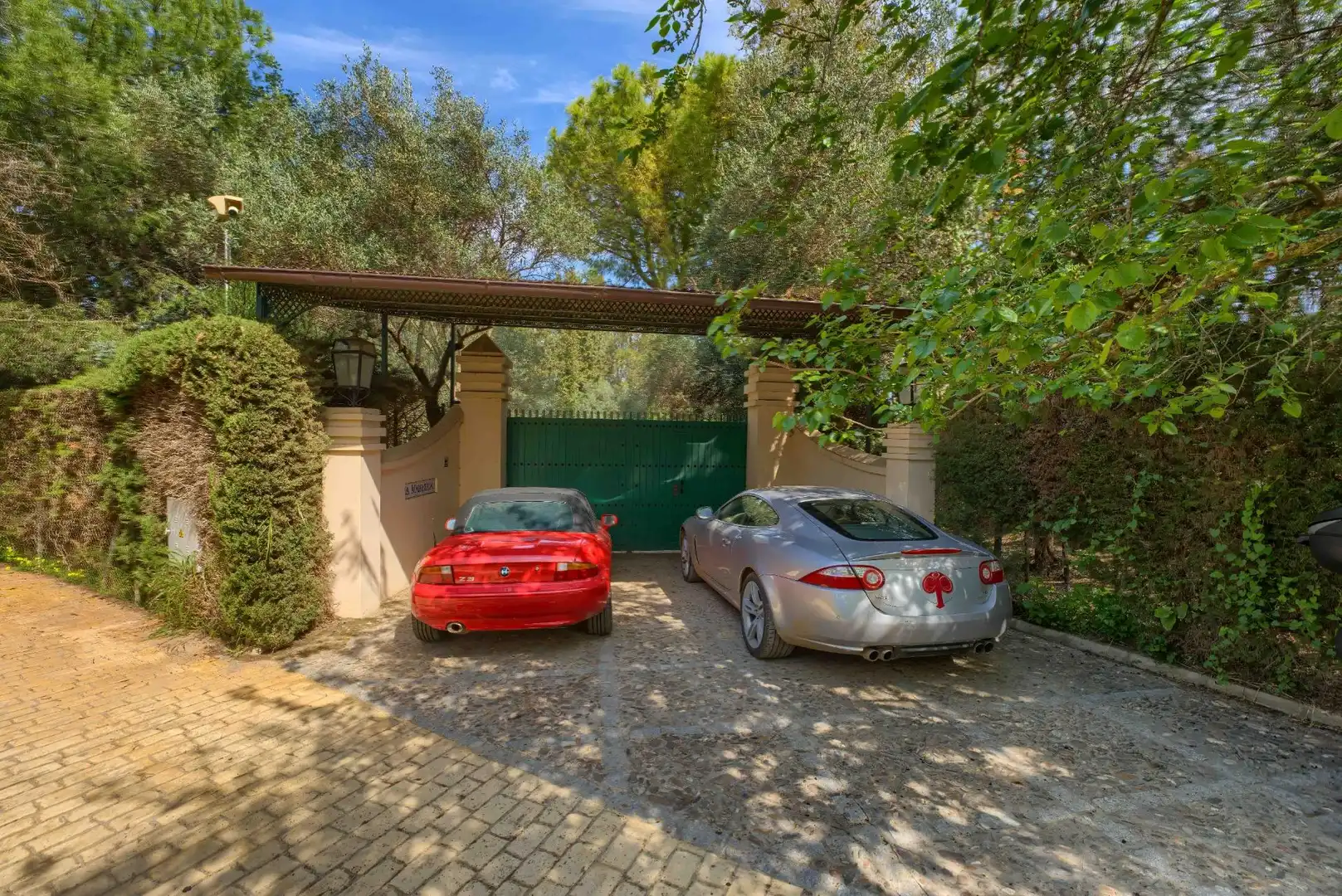 Aparcament de Casa o xalet en venda en Sanlúcar la Mayor amb Aire condicionat, Jardí privat i Terrassa
