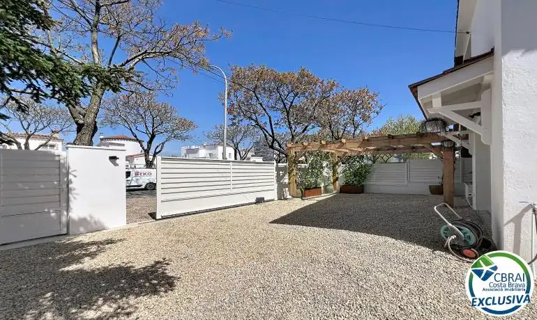 Vista exterior de Casa o xalet en venda en Empuriabrava amb Aire condicionat, Calefacció i Jardí privat