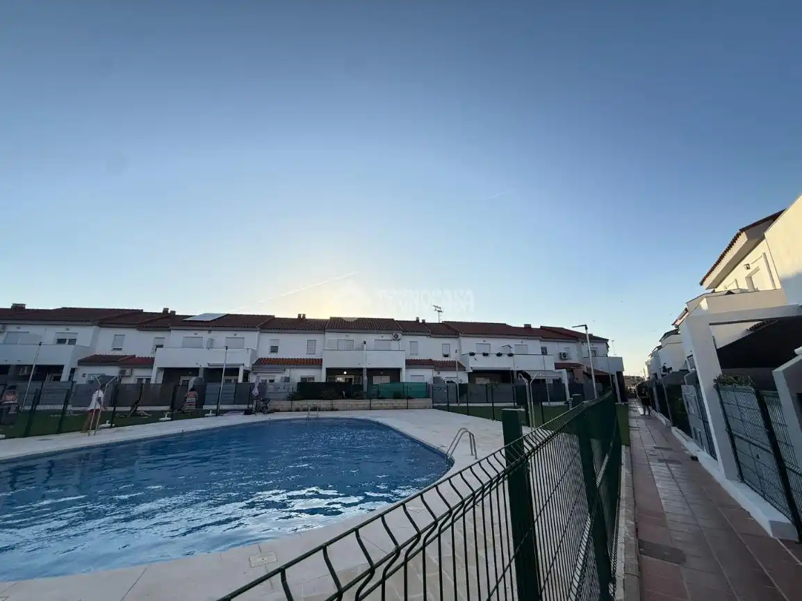 Piscina de Casa adosada en venda en Ontígola amb Calefacció, Terrassa i Piscina comunitària